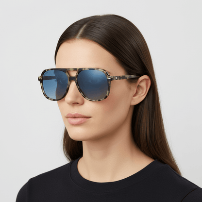 la vista lateral de una mujer con cara ovalada y pelo liso suelto usando unos anteojos de sol bonoboss oversized de color carey verde militar con lentes degrade azul forma aviador clasica de moda para hombre y mujer #color_verde