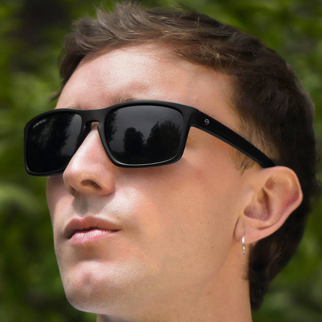 Lautaro RPET clásico lentes de sol madera negro vista frontal con protección UV400 #color_negro
