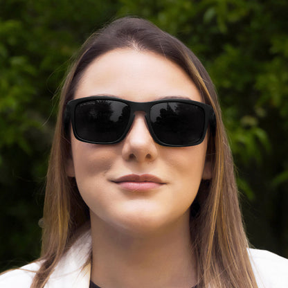 Diseño Lautaro RPET lentes de sol color negro clásico frontal hombre y mujer #color_negro