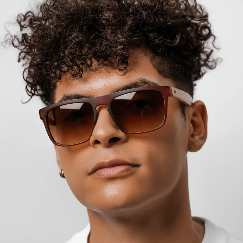 una vista frontal de anteojos gafas de sol rectangulares ecologicas de plastico reciclado especial para regalo corporativo personalizado de color rojo con lentes degrade cafe en vista frontal #color-marco_wine