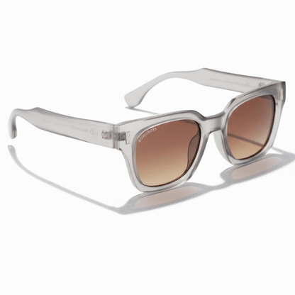 vista lateral angulada de anteojos gafa de sol polarizada de forma rectangular cuadrada y con lentes polarizadas de color cafe #color_transparente