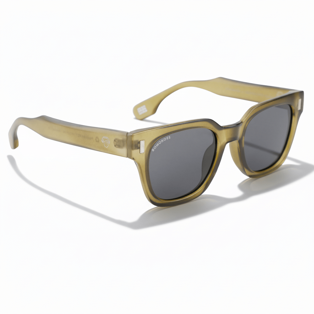 vista frontal de unos anteojos gafa de sol polarizada de forma rectangular cuadrada hechos con botellas plasticas recicladas y con lentes polarizadas de color cafe #color_olive