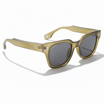 vista frontal de unos anteojos gafa de sol polarizada de forma rectangular cuadrada hechos con botellas plasticas recicladas y con lentes polarizadas de color cafe #color_olive