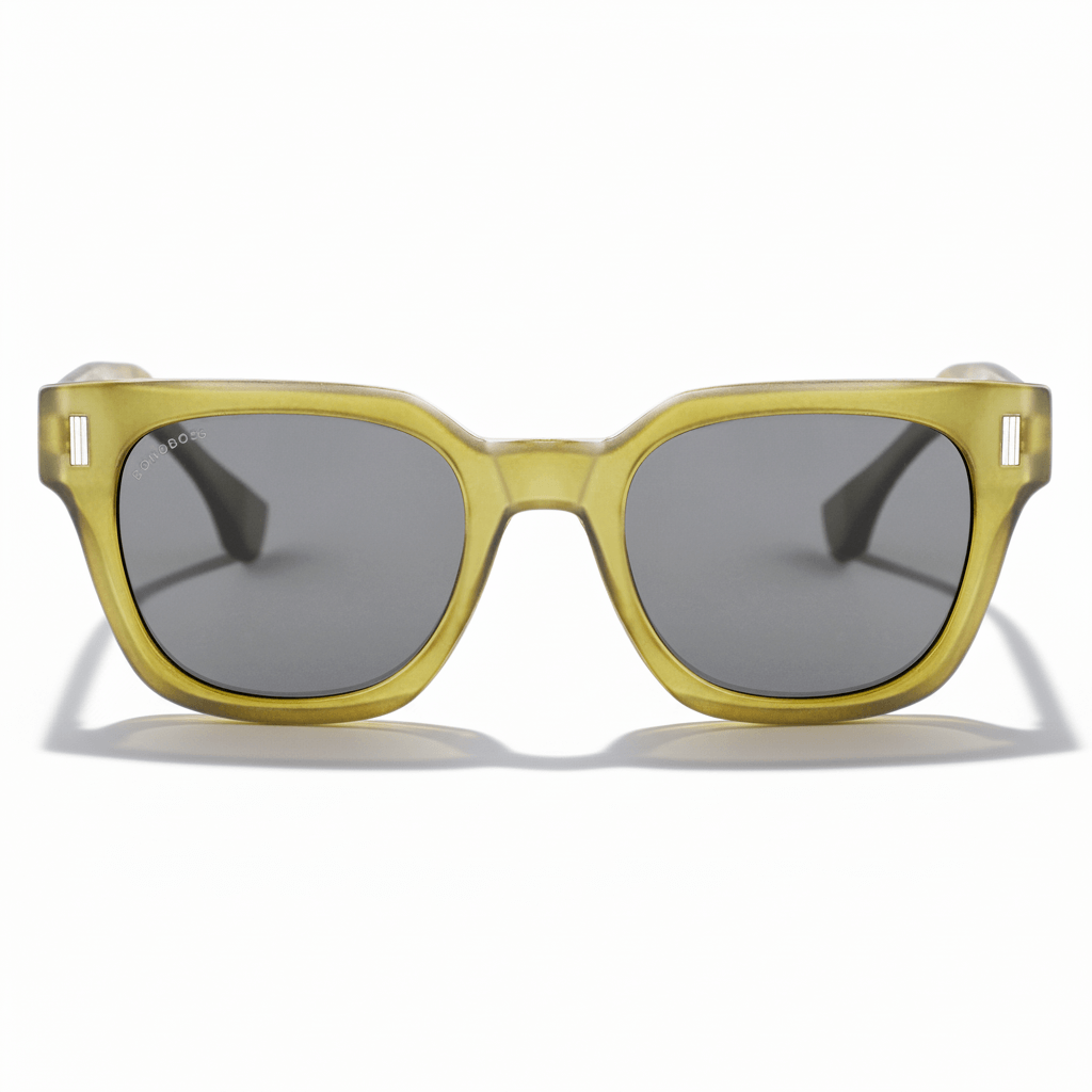 vista frontal de unos anteojos gafa de sol polarizada de forma rectangular cuadrada hechos con botellas plasticas recicladas y con lentes polarizadas de color cafe #color_olive