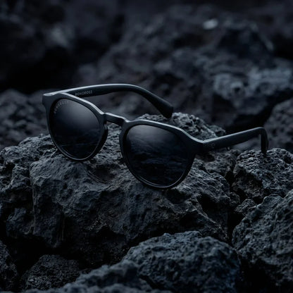 Lentes sol Galapagos polarizados UV400 acetato madera negro smoke sobre roca volcanica textura natural Bonoboss #editorial_polarizado #color_negro-smoke