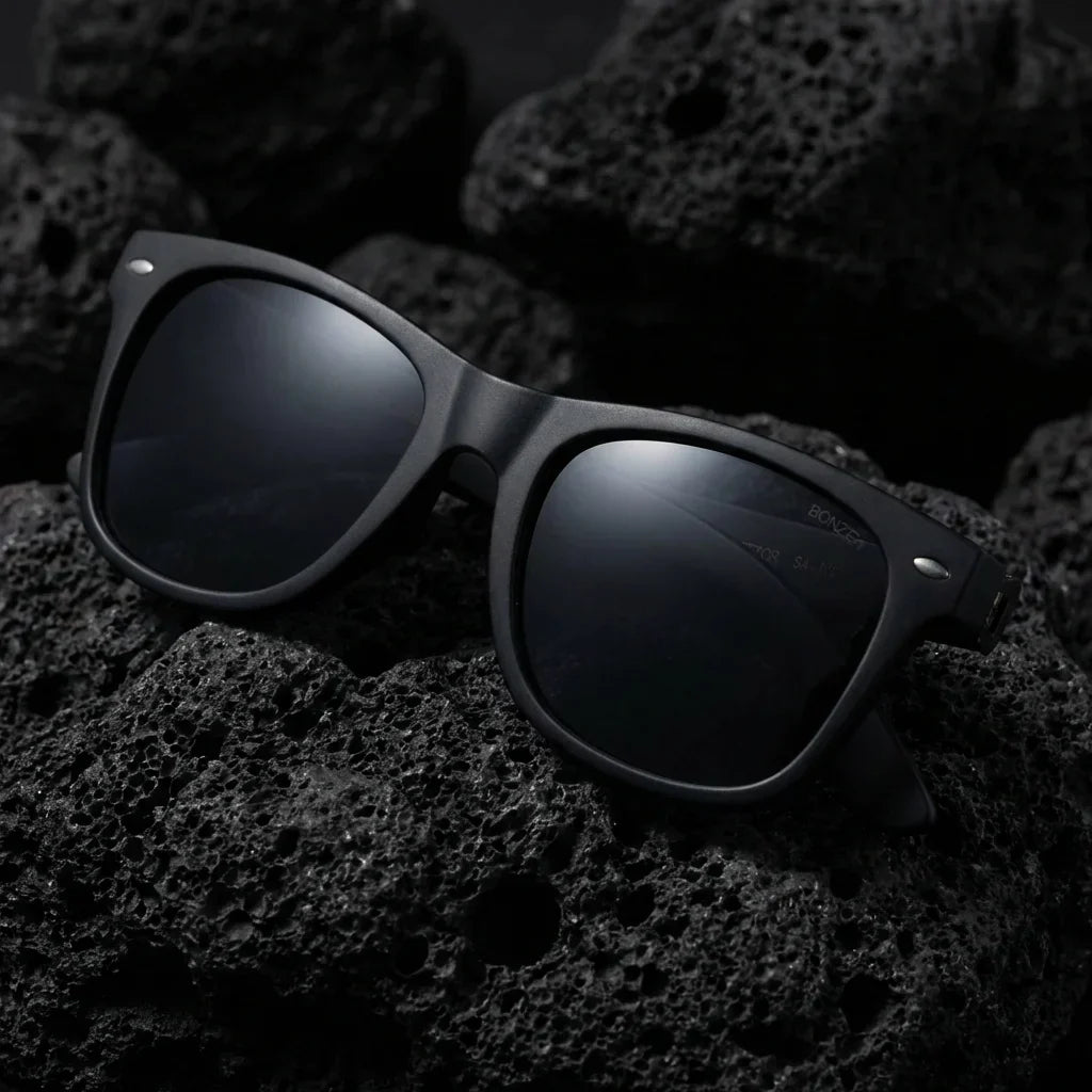 Lentes sol Acacia Dark polarizados UV400 sobre roca volcanica textura natural Bonoboss #editorial_grid1 #color_negro