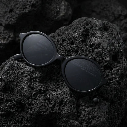 Lentes sol Guapi Island polarizados UV400 sobre roca volcanica textura natural Bonoboss #color_negro