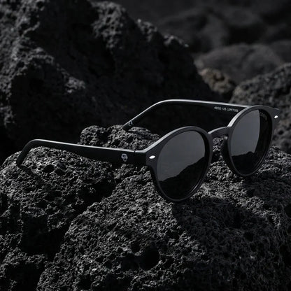 Lentes sol Joplin RPET polarizados UV400 sobre roca volcanica textura natural Bonoboss #color_negro
