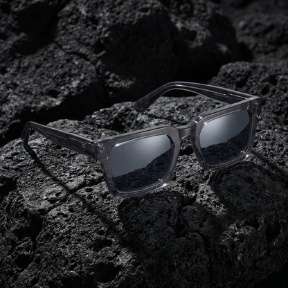 Lentes sol Tokyo polarizados UV400 bio-acetato Transparente Gris sobre roca volcanica textura natural Bonoboss #editorial_banner #color_transparente-gris