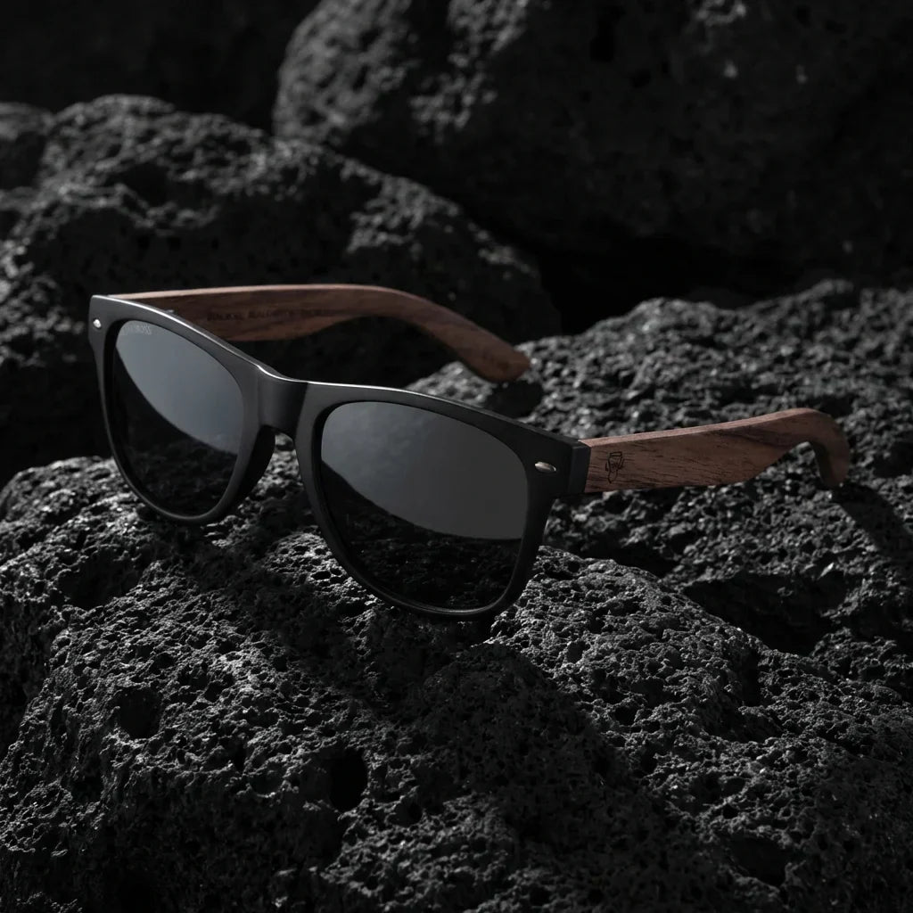 Lentes sol Acacia Nogal polarizados UV400 sobre roca volcanica textura natural Bonoboss #color_smoke