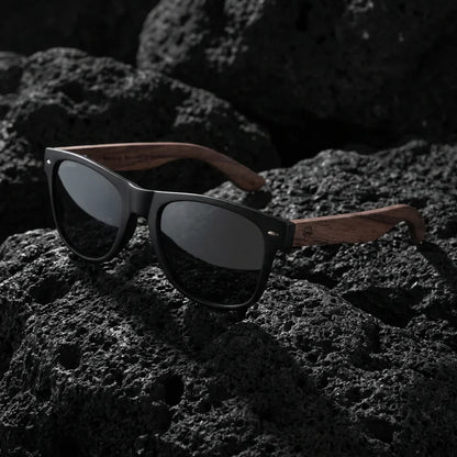 Lentes sol Acacia Nogal polarizados UV400 sobre roca volcanica textura natural Bonoboss #color_smoke