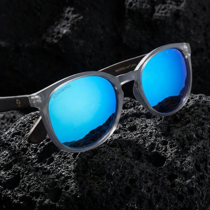 Lentes sol Meli TSP polarizados UV400 sobre roca volcanica textura natural Bonoboss #color_espejado-azul