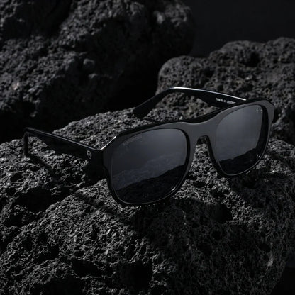 Lentes sol Tom polarizados UV400 sobre roca volcanica textura natural Bonoboss #color_negro