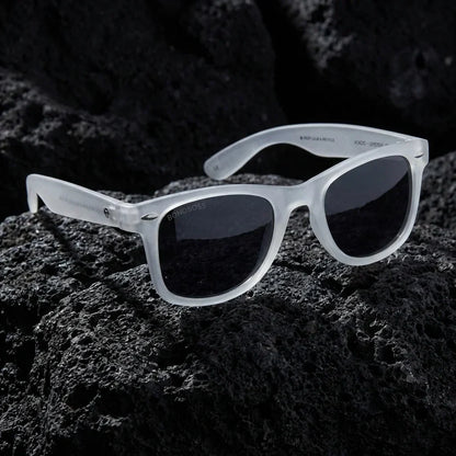 Lentes sol Acacio RPET polarizados UV400 sobre roca volcanica textura natural Bonoboss #color_transparente