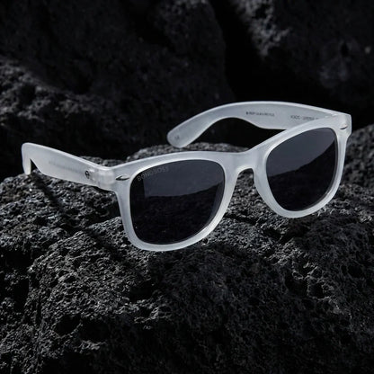 Lentes sol Acacio RPET polarizados UV400 sobre roca volcanica textura natural Bonoboss #color_transparente