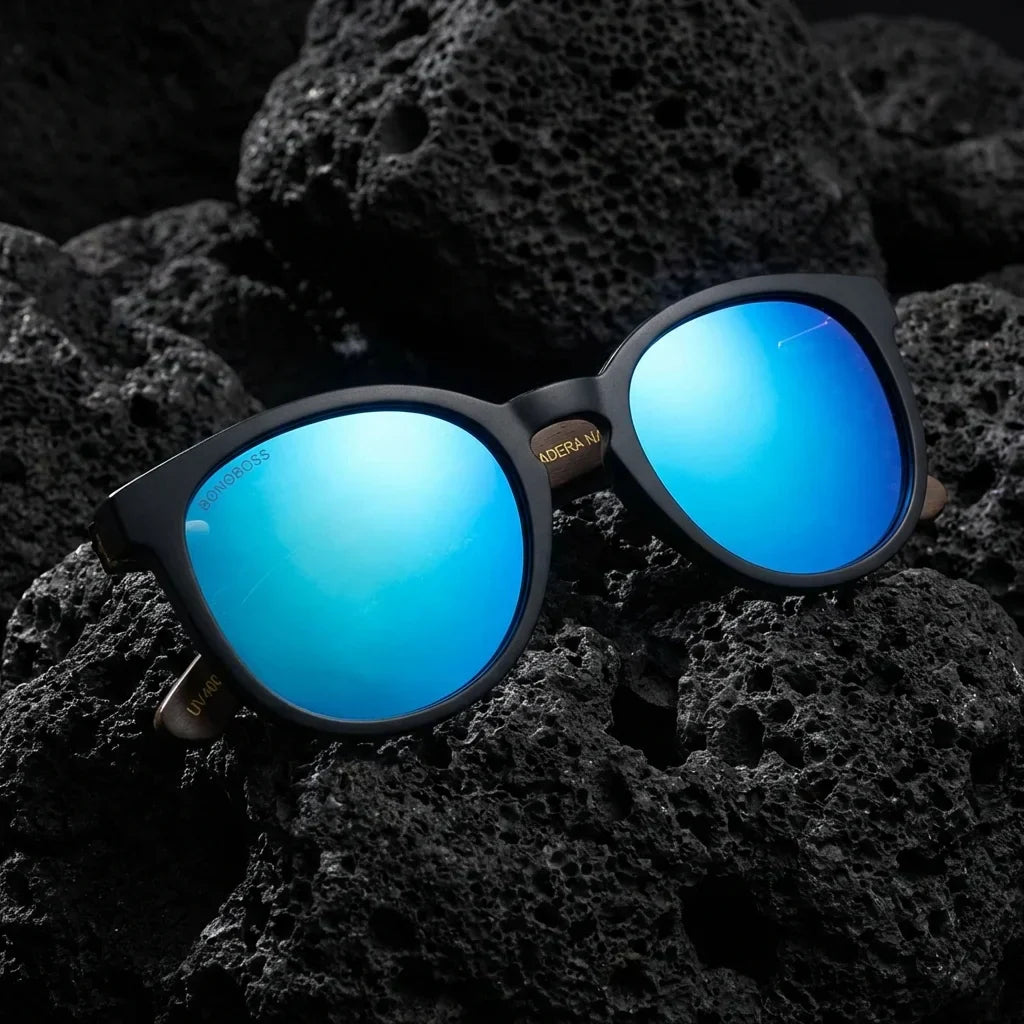 Lentes sol Meli Dark polarizados UV400 sobre roca volcanica textura natural Bonoboss #color_espejado-azul