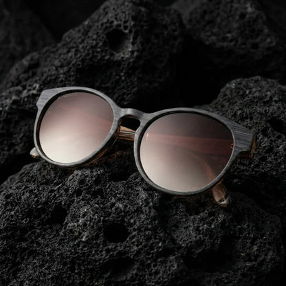 Lentes sol Chiloé 110 Wood polarizados UV400 sobre roca volcanica textura natural Bonoboss #color_brown
