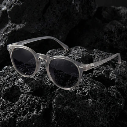 Lentes sol Temuco RPET polarizados UV400 sobre roca volcanica textura natural Bonoboss #color_gris