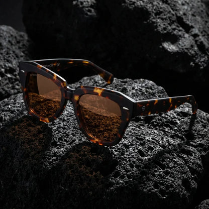 Lentes sol Selkie Vintage polarizados UV400 sobre roca volcanica textura natural Bonoboss #color_carey
