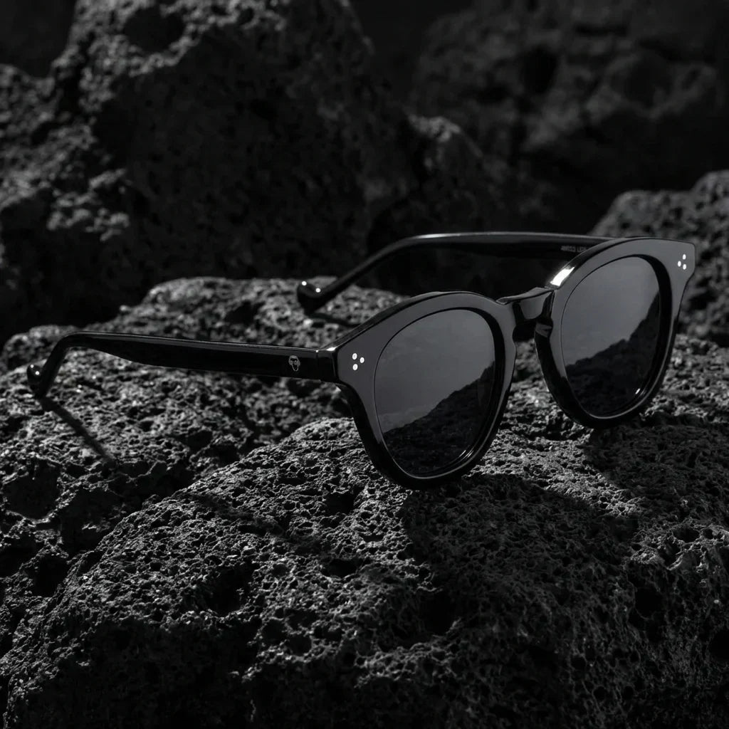 Lentes sol Lenga polarizados UV400 sobre roca volcanica textura natural Bonoboss #color_negro