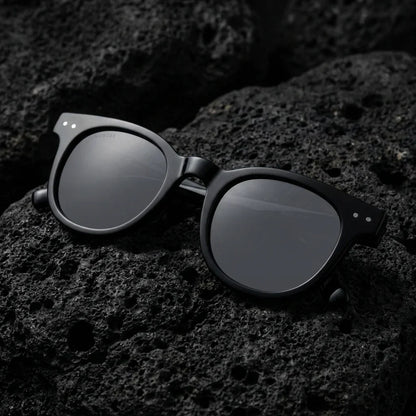 Lentes sol Meli polarizados UV400 bio-acetato negro sobre roca volcanica textura natural contraste Bonoboss #editorial_grid1 #color_negro