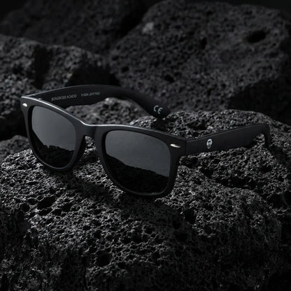 Lentes sol Acacio RPET polarizados UV400 sobre roca volcanica textura natural Bonoboss #color_negro