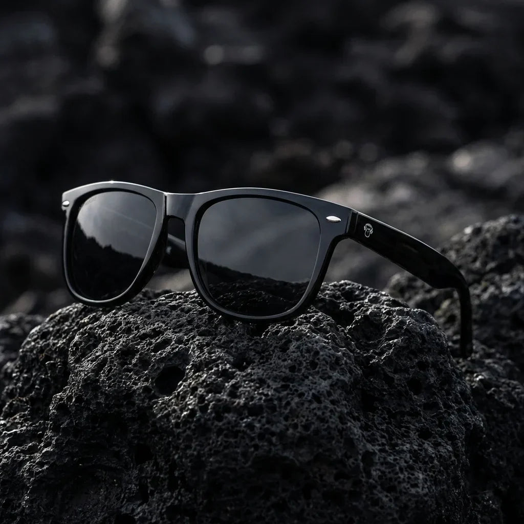 Lentes sol Acacia XL polarizados UV400 sobre roca volcanica textura natural Bonoboss #color_negro