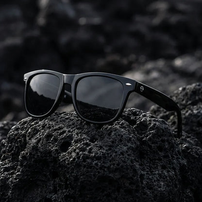 Lentes sol Acacia XL polarizados UV400 sobre roca volcanica textura natural Bonoboss #color_negro