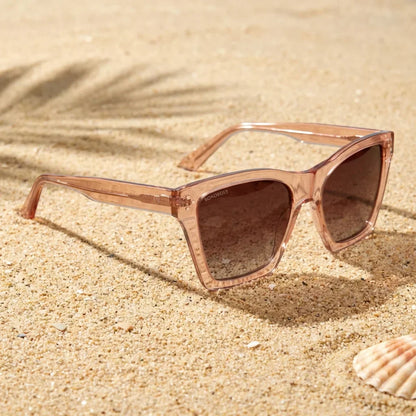 Lentes sol Bruna Retro Polarizado UV400 champagne sobre arena dorada textura natural costa Bonoboss #editorial_grid1 #color_champagne