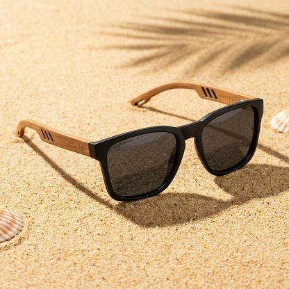 Lentes sol Waimea polarizados UV400 sobre arena dorada costa textura natural Bonoboss #color_negro