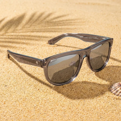 Lentes sol GirlFriend Reverse polarizados UV400 sobre arena dorada costa textura natural Bonoboss #color_espejado-gris