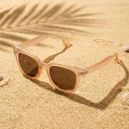 Lentes sol Osorno RPET polarizados UV400 sobre arena dorada costa textura natural Bonoboss #editorial_detail1 #color_champagne