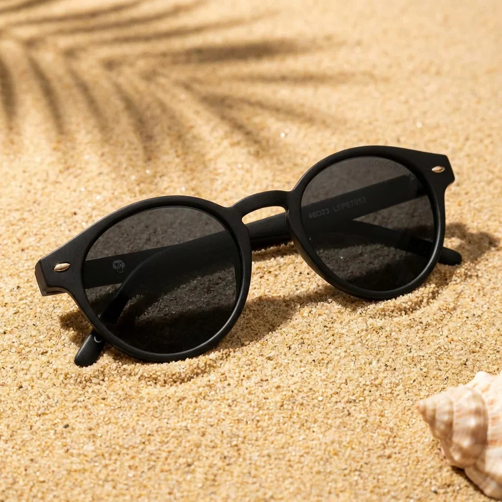 Lentes sol Joplin RPET polarizados UV400 sobre arena dorada costa textura natural Bonoboss #color_negro