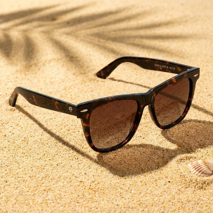 Lentes sol Valencia polarizados UV400 sobre arena dorada costa textura natural Bonoboss #color_carey