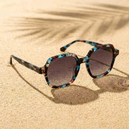 Lentes sol Canarias polarizados UV400 sobre arena dorada costa textura natural Bonoboss #color_azul