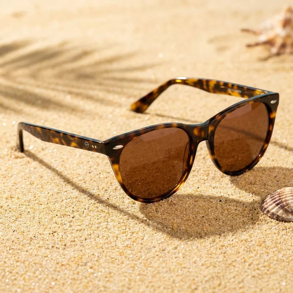 Lentes sol Hanga Roa polarizados UV400 sobre arena dorada costa textura natural Bonoboss #color_carey