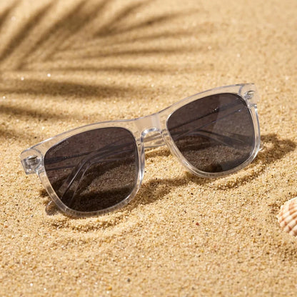 Lentes sol Acacia XL polarizados UV400 sobre arena dorada costa textura natural Bonoboss #color_transparente