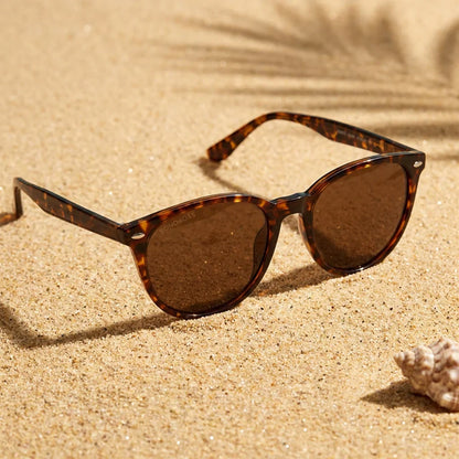 Lentes sol Henua polarizados UV400 sobre arena dorada costa textura natural Bonoboss #color_carey
