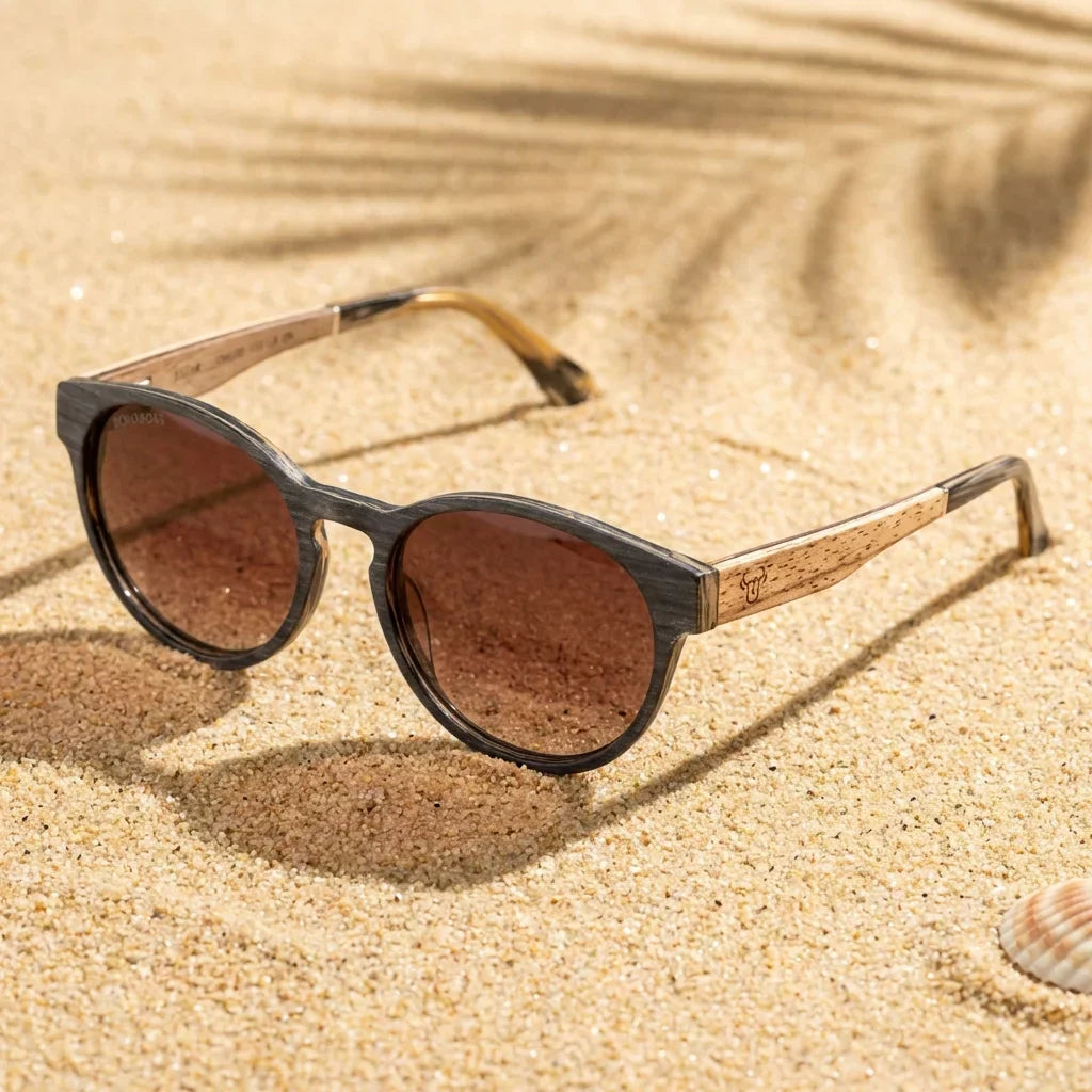 Lentes sol Chiloé 110 Wood polarizados UV400 sobre arena dorada costa textura natural Bonoboss #color_brown