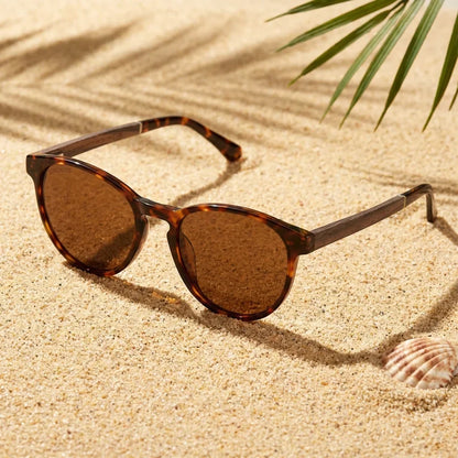 Lentes sol Chiloé 220 polarizados UV400 sobre arena dorada costa textura natural Bonoboss #editorial_grid1 #color_carey