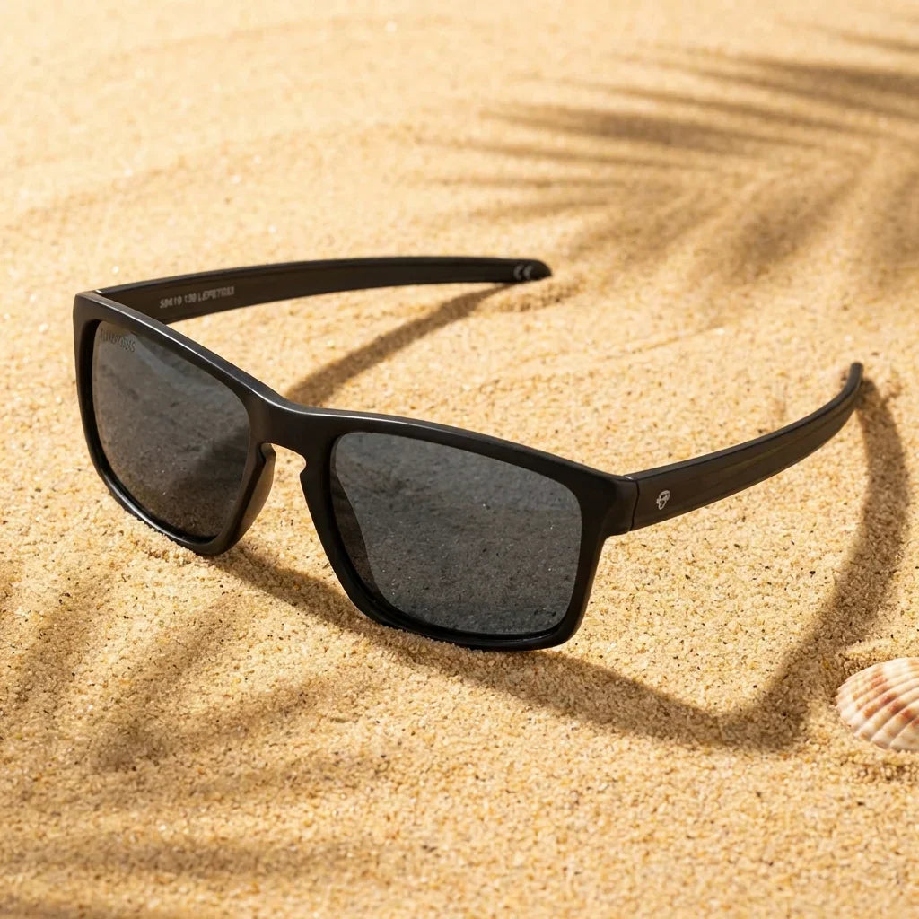 Lentes sol Lautaro RPET polarizados UV400 sobre arena dorada costa textura natural Bonoboss #color_negro