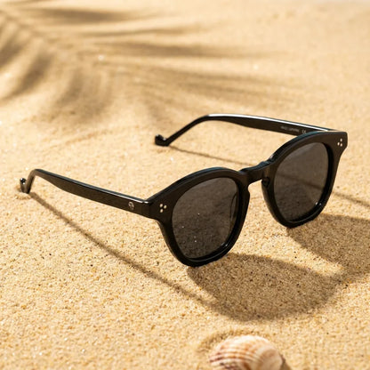 Lentes sol Lenga polarizados UV400 sobre arena dorada costa textura natural Bonoboss #color_negro
