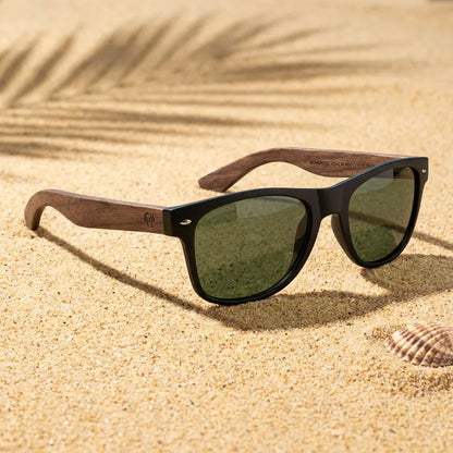 Lentes sol Acacia Nogal polarizados UV400 sobre arena dorada costa textura natural Bonoboss #color_g15