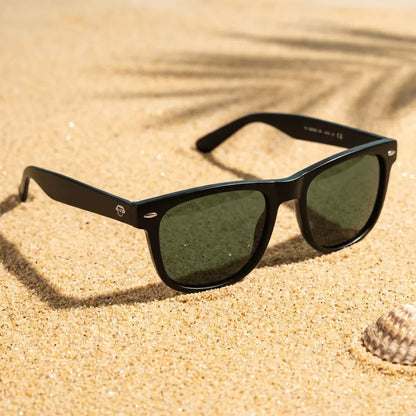 Lentes sol Acacia XL polarizados UV400 sobre arena dorada costa textura natural Bonoboss #color_g15