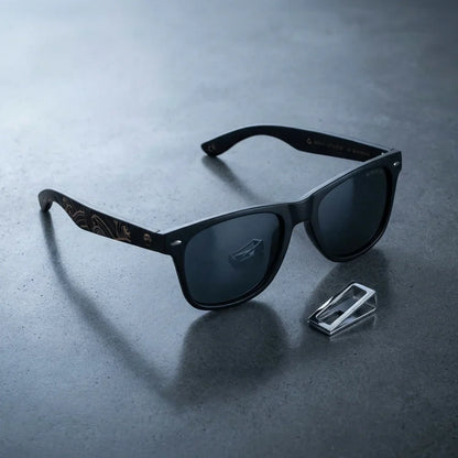 Lentes sol Acacia Dark Designer's polarizados UV400 sobre concreto urbano textura industrial Bonoboss #editorial_detail2 #color_smoke