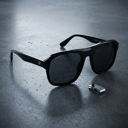 Lentes sol Tom polarizados UV400 sobre concreto urbano textura industrial Bonoboss #color_negro