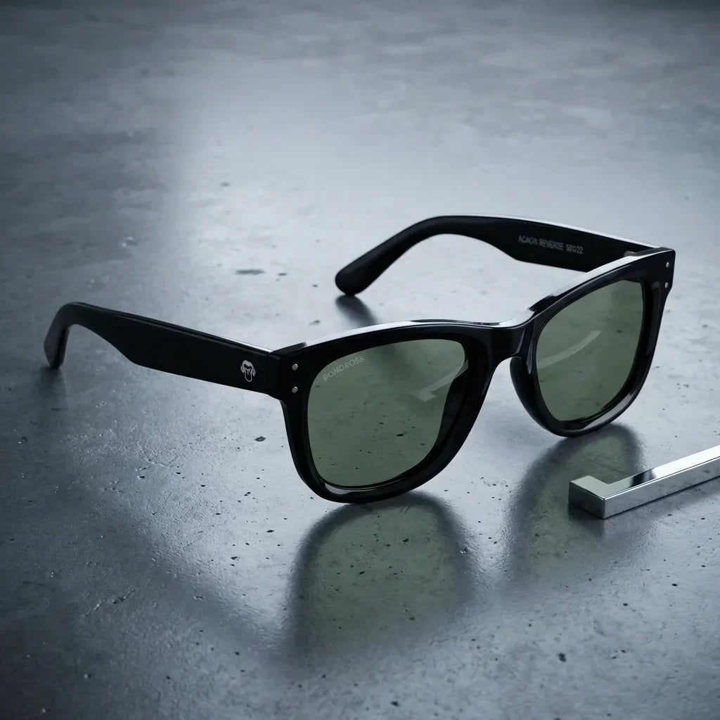 Vista frontal del modelo Acacia Reverse anteojos de sol verde militar G15 patas de madera #color_g15