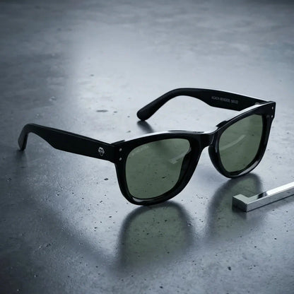 Vista frontal del modelo Acacia Reverse anteojos de sol verde militar G15 patas de madera #color_g15