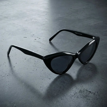Lentes sol Femme Black polarizados UV400 sobre concreto urbano textura industrial Bonoboss #color_negro