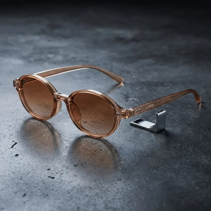 Lentes sol Capri polarizados UV400 sobre concreto urbano textura industrial Bonoboss #editorial_grid1 #color_champagne